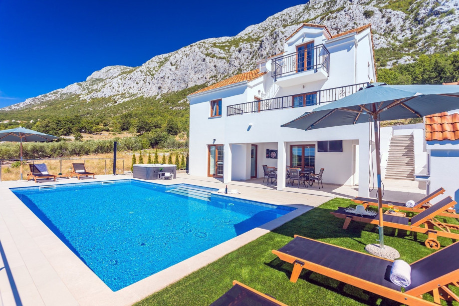 Villa Flora with a 53 sqm private pool, jacuzzi, sauna, Cinema room and 4 en-suite bedrooms.