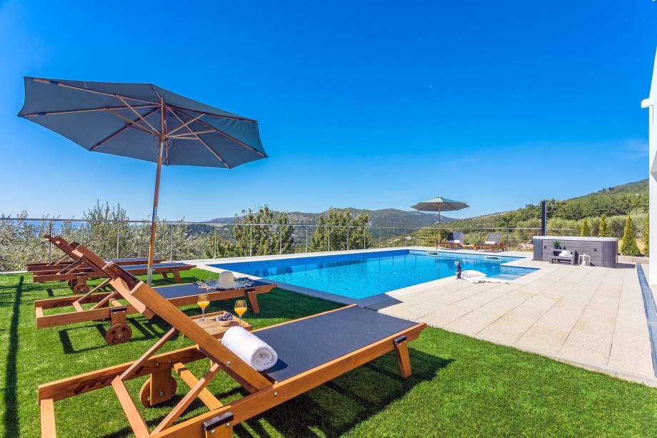 A private swimming pool, Jacuzzi, covered outdoor dining area for 8 with a TV, darts for fun and a traditional BBQ