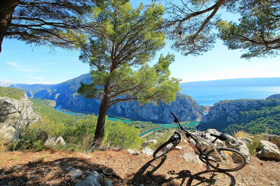 Enjoy the village area, to cycle, to hike, to explore this beautiful landscape of Dalmatia and the Omiš area.