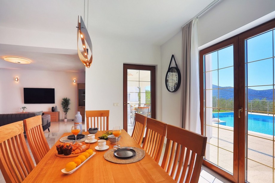 Dining area with a Fully equipped kitchen and direct exit to the pool and outdoor dining area