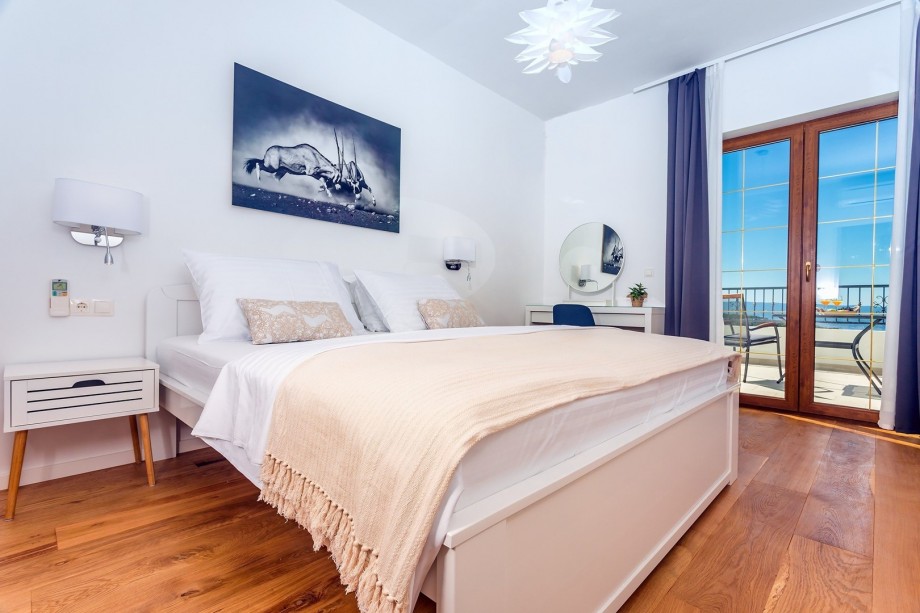 Bedroom No1 with a king size bed 180x200, en-suite bathroom with a shower, a TV, A/C, a terrace with pool views (shared with bedroom No2).