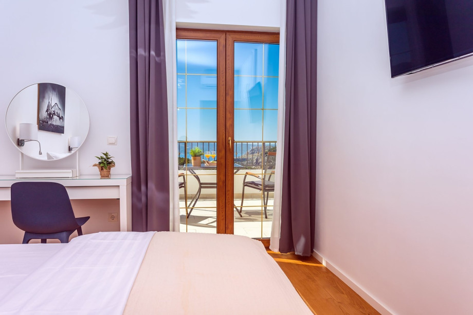 Bedroom No1 with a king size bed 180x200, en-suite bathroom with a shower, a TV, A/C, a terrace with pool views (shared with bedroom No2).