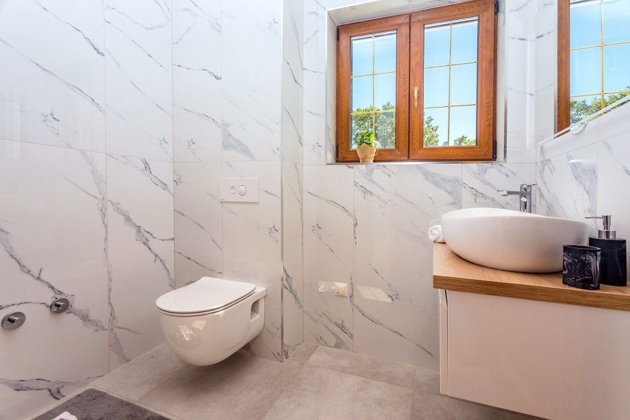 En-suite bathroom with a shower in bedroom No1