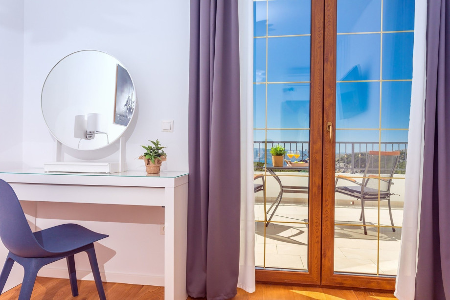 Bedroom No1 with a king size bed 180x200, en-suite bathroom with a shower, a TV, A/C, a terrace with pool views (shared with bedroom No2).