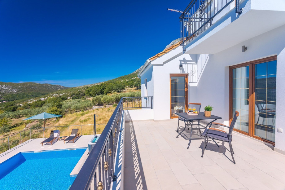 A terrace with pool views (shared with bedroom No2)