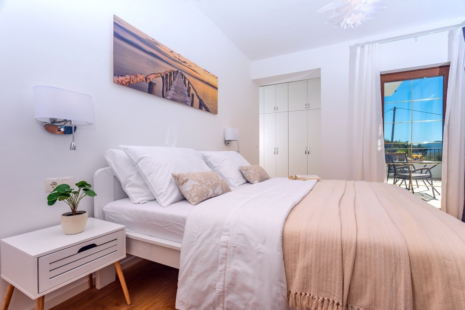 Bedroom No2 with a king size bed 180-200cm, en-suite bathroom with a shower, a TV, A/C, a terrace with pool views (shared with bedroom No1)