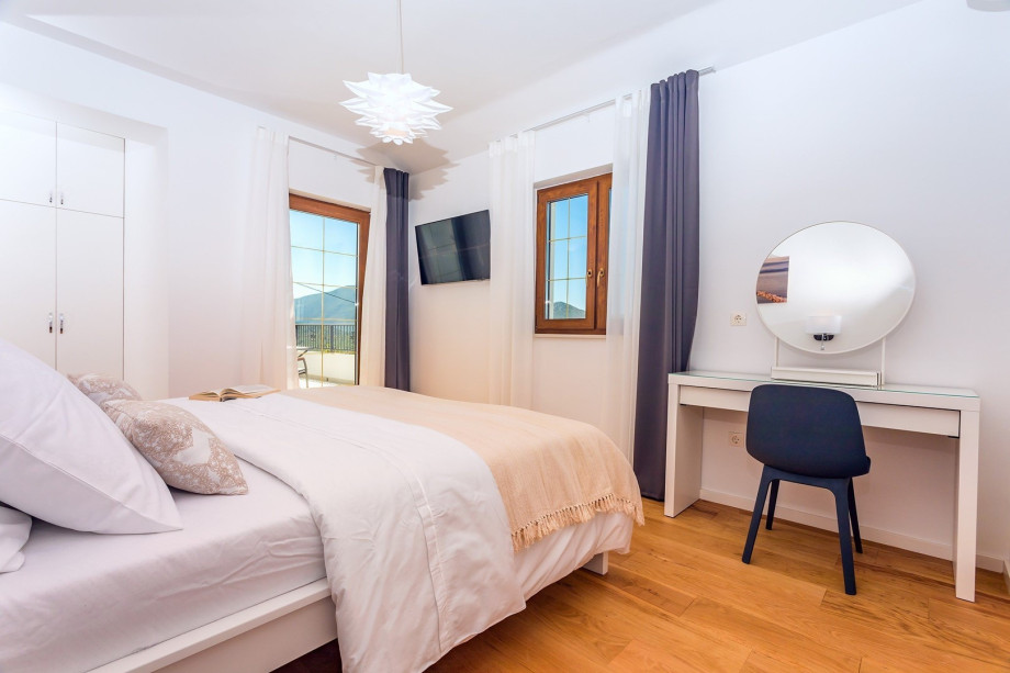 Bedroom No2 with a king size bed 180-200cm, en-suite bathroom with a shower, a TV, A/C, a terrace with pool views (shared with bedroom No1)