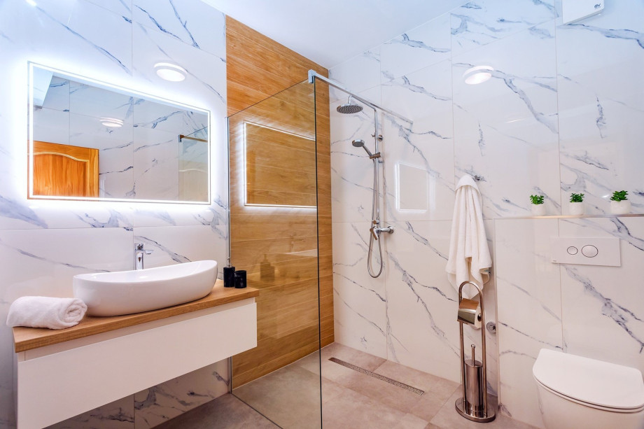 En-suite bathroom with a shower in bedroom No2