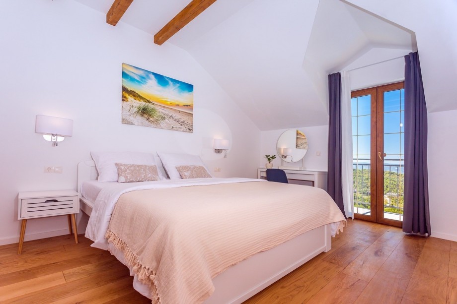 Bedroom No4 with a king size bed 180x200cm, en-suite bathroom with a shower, a TV, A/C and a balcony with a pool view.