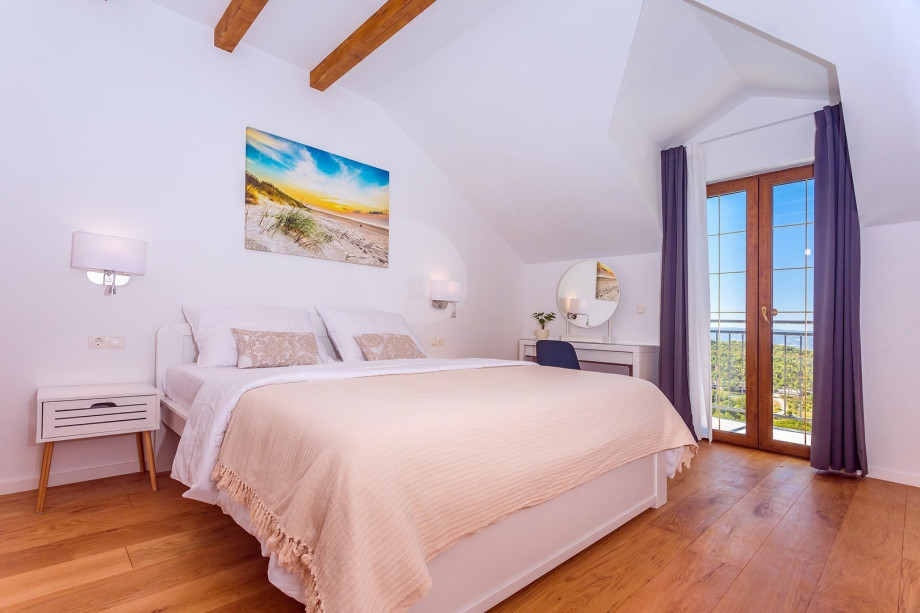 Bedroom No4 with a king size bed 180x200cm, en-suite bathroom with a shower, a TV, A/C and a balcony with a pool view.