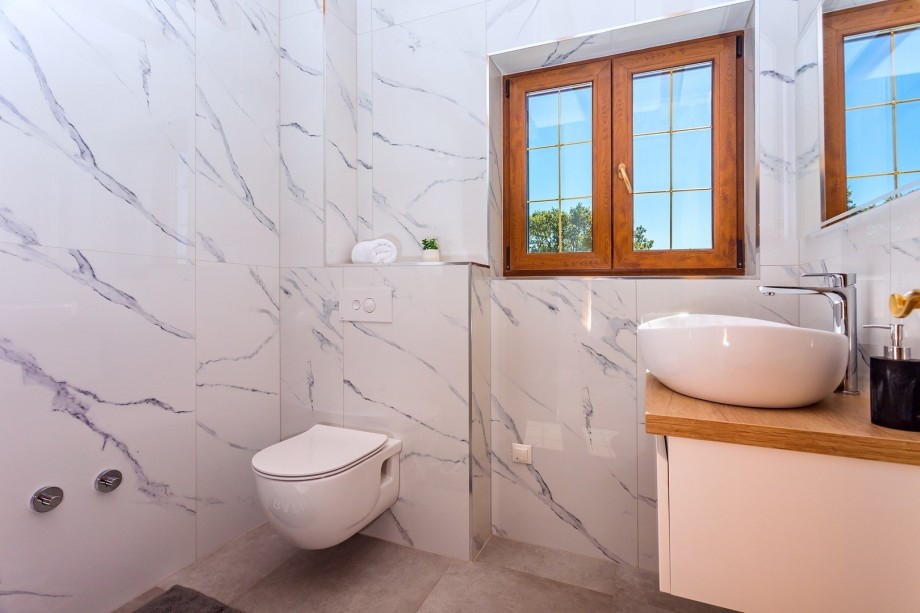 En-suite bathroom with a shower in bedroom No4