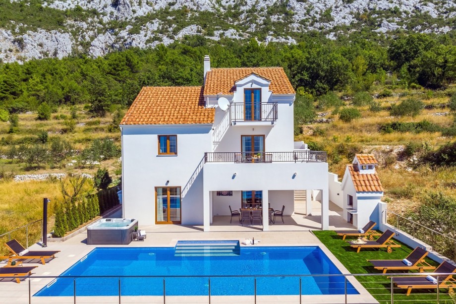 Villa Flora with a 53 sqm private pool, Jacuzzi, sauna, Cinema room and 4 en-suite bedrooms.
