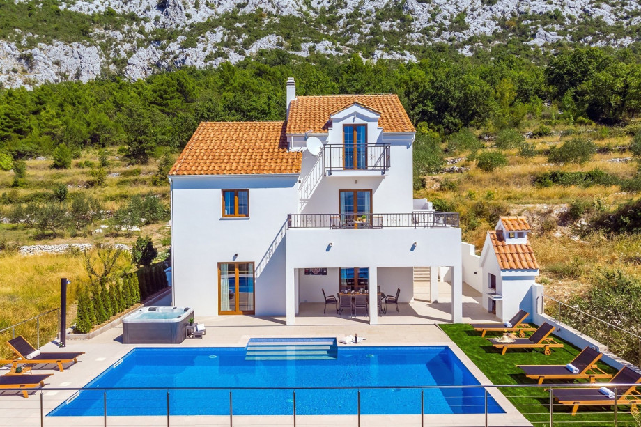 Villa Flora with a 53 sqm private pool, Jacuzzi, sauna, Cinema room and 4 en-suite bedrooms.