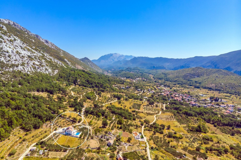 Enjoy the village area, to cycle, to hike, to explore this beautiful landscape of Dalmatia and the Omiš area.