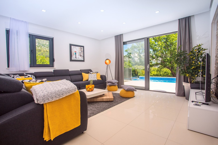 Modern living- and dinning area with view on the Pool area