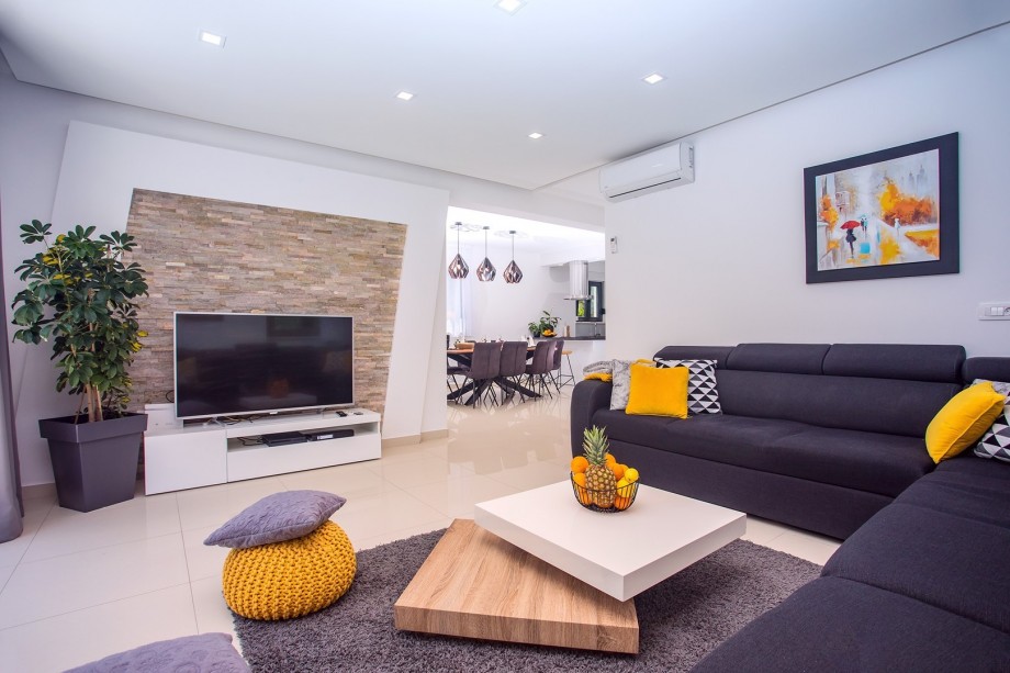 Modern living- and dining area with view on the Pool area