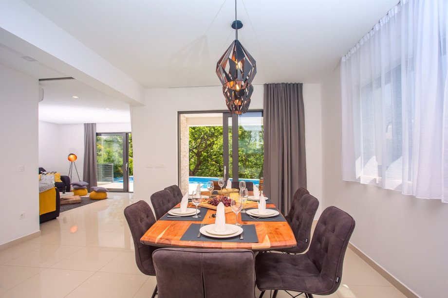 Bright & cozy living area with exit to the terrace