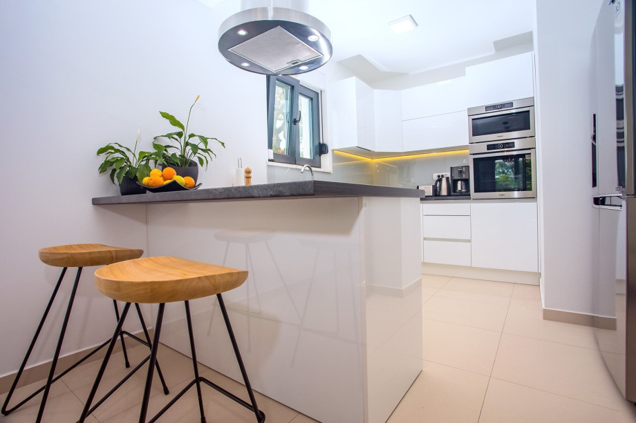 Dining area with fully equipped kitchen