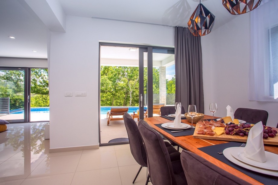 Dining area with fully equipped kitchen