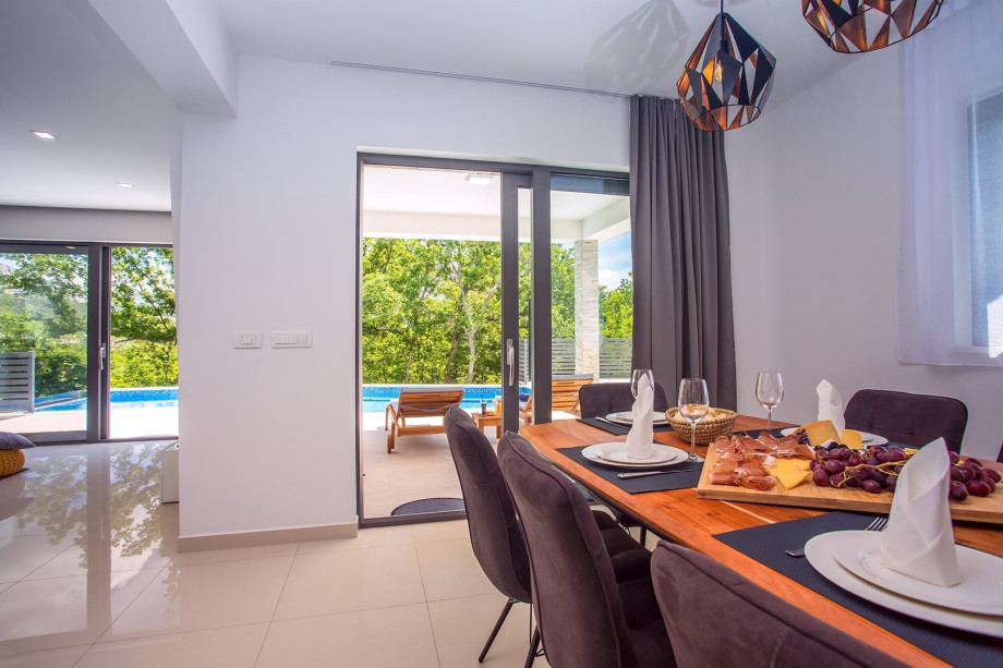 Dining area with fully equipped kitchen