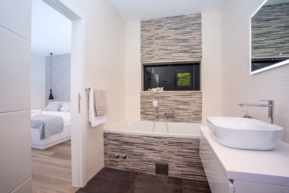 En-suite Bathroom in Bedroom Nr. 1 with bathtub