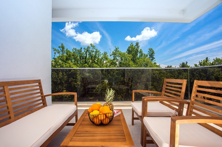 Terrace upstairs with sitting area and view on the Pool