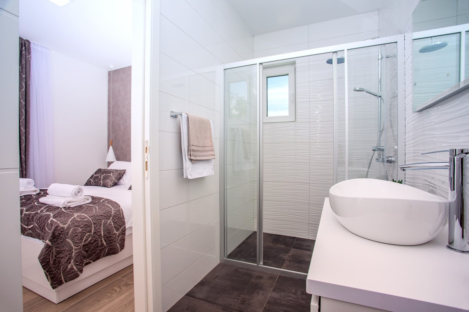 En-suite Bathroom in Bedroom Nr.2 with shower