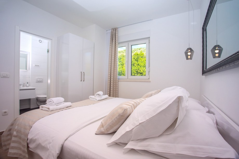 Bedroom Nr. 4 ground floor with double bed & en-suite Bathroom