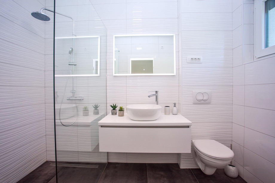 En-suite Bathroom with shower on the ground floor in Bedroom Nr. 4