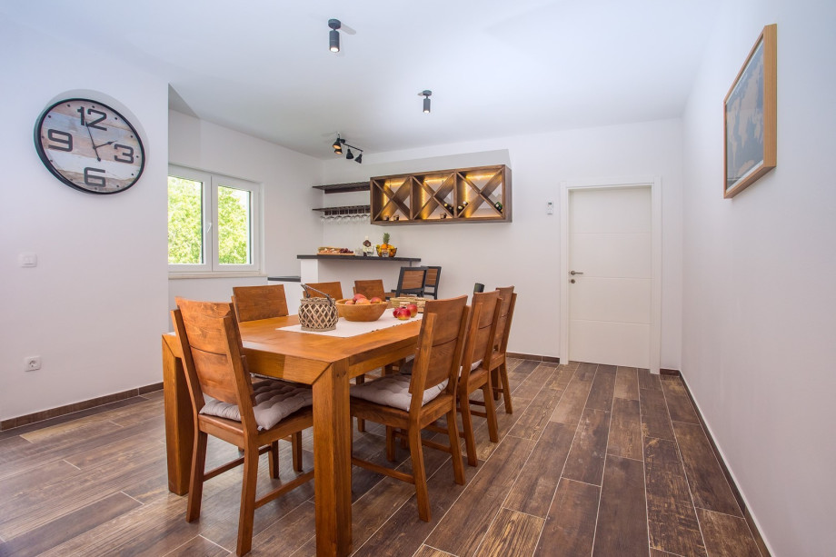 Comfortable tavern with dining area