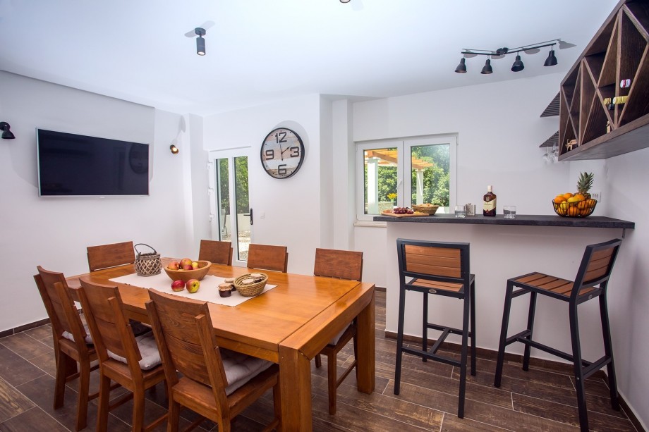 Comfortable tavern with dining area