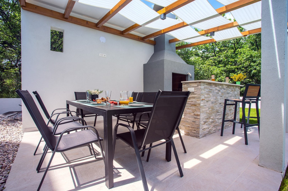 Covered dining area with kitchenette and barbecue