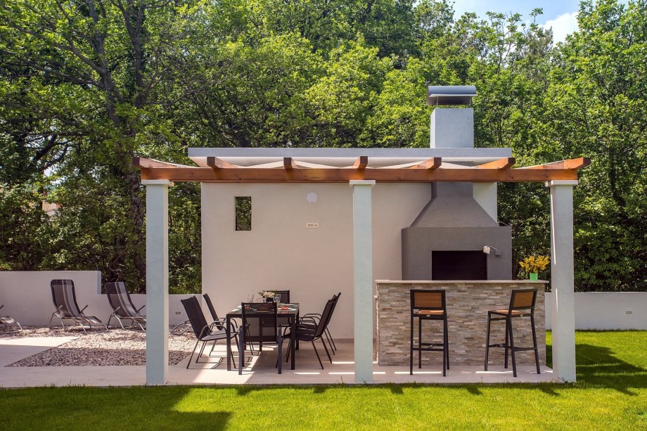 Beautiful Garden with playground, barbecue and sitting area