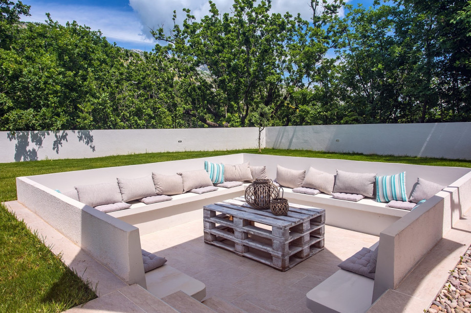 Beautiful Garden with playground, barbecue and sitting area