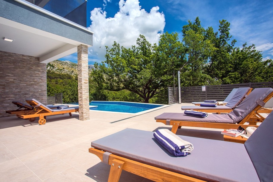 The pool area with view on nature & mountains