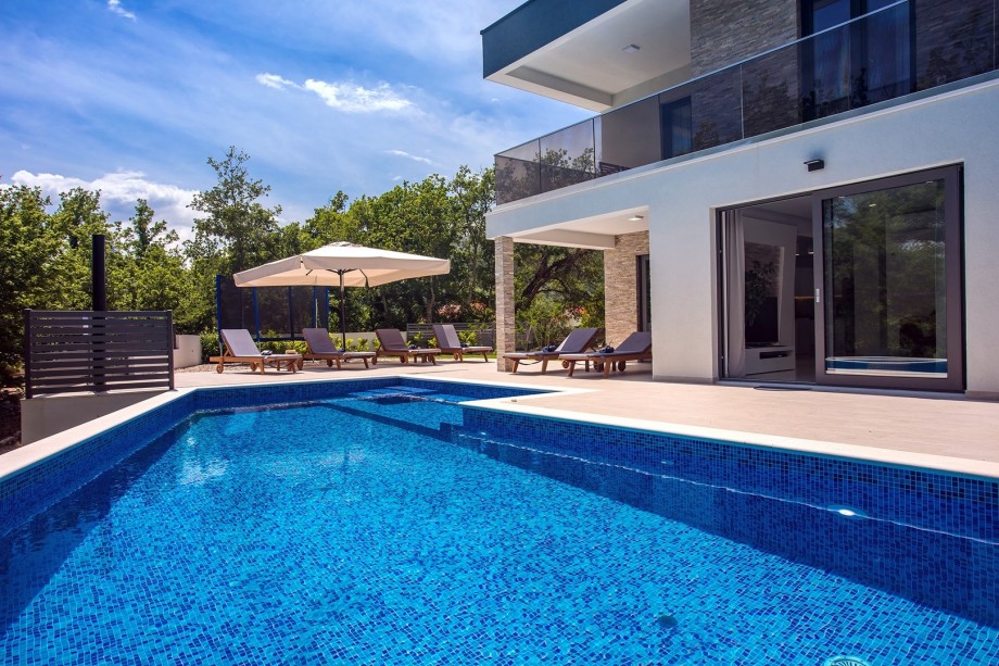 30m2 heated Pool with comfortable sun deck with view on the nature