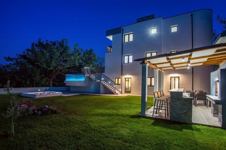 BBQ area and kitchenette, enjoy your dinner in the evening