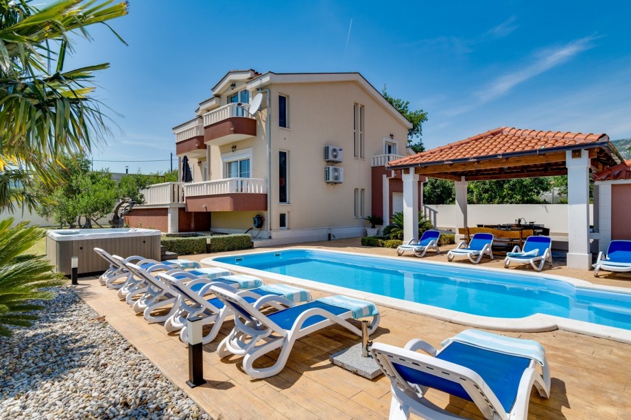 Modern villa Šuker with private 30sqm pool, Jacuzzi,Gym, Sauna,5 Bedrooms