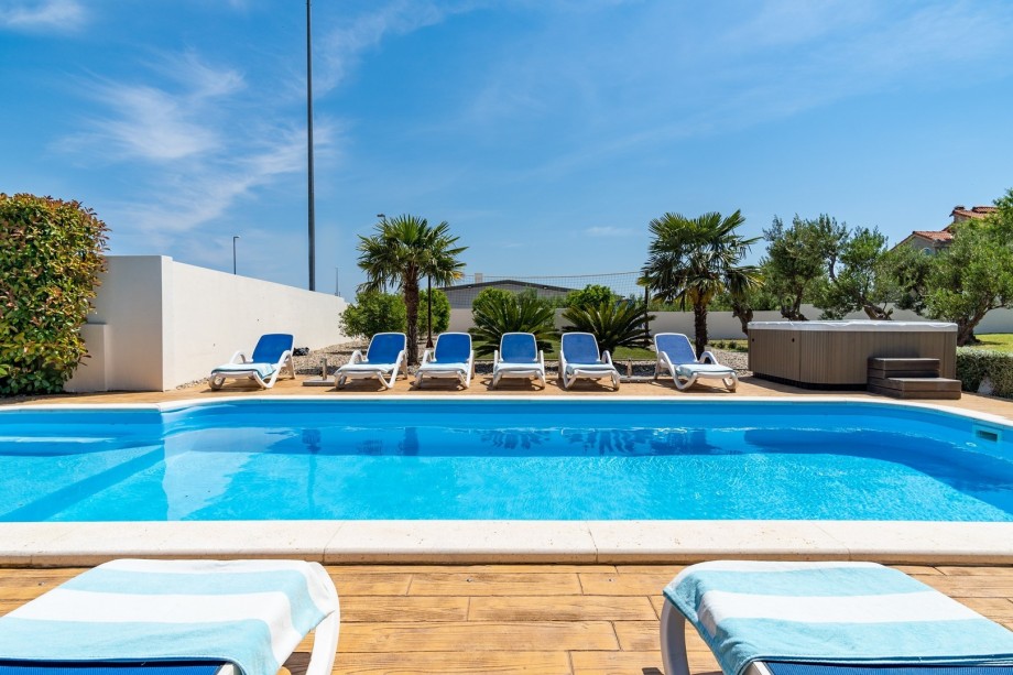 Villa Suker with Jacuzzi, Pool, 5 Bedrooms, close to the sea, max. 12 person