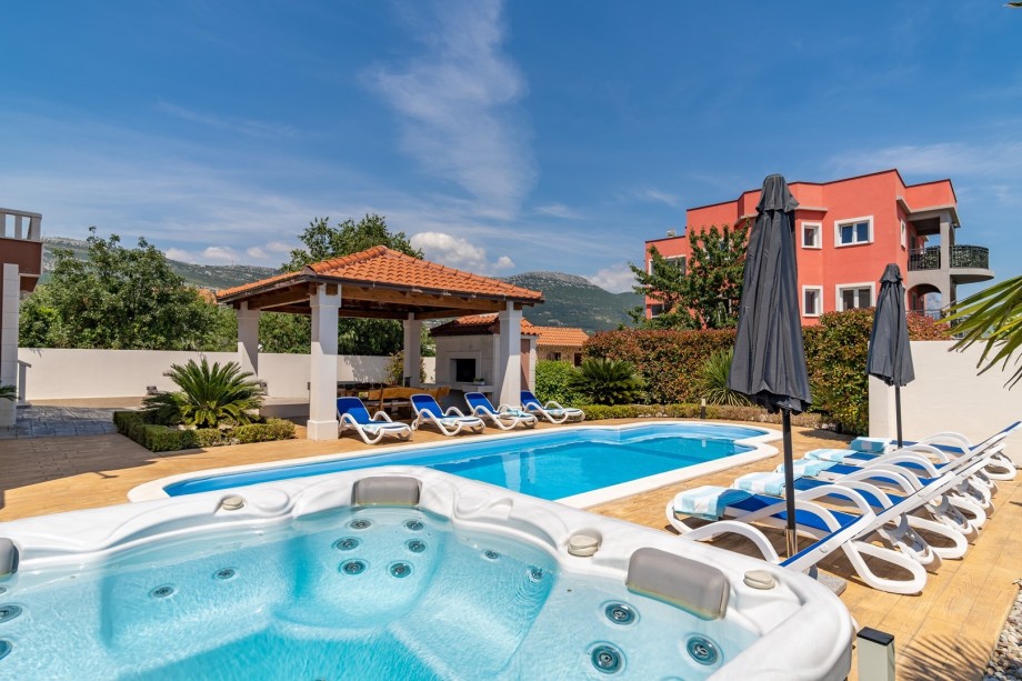 Perfect accommodation for 10+2 people located on 1.150 sqm property only 7km from Trogir