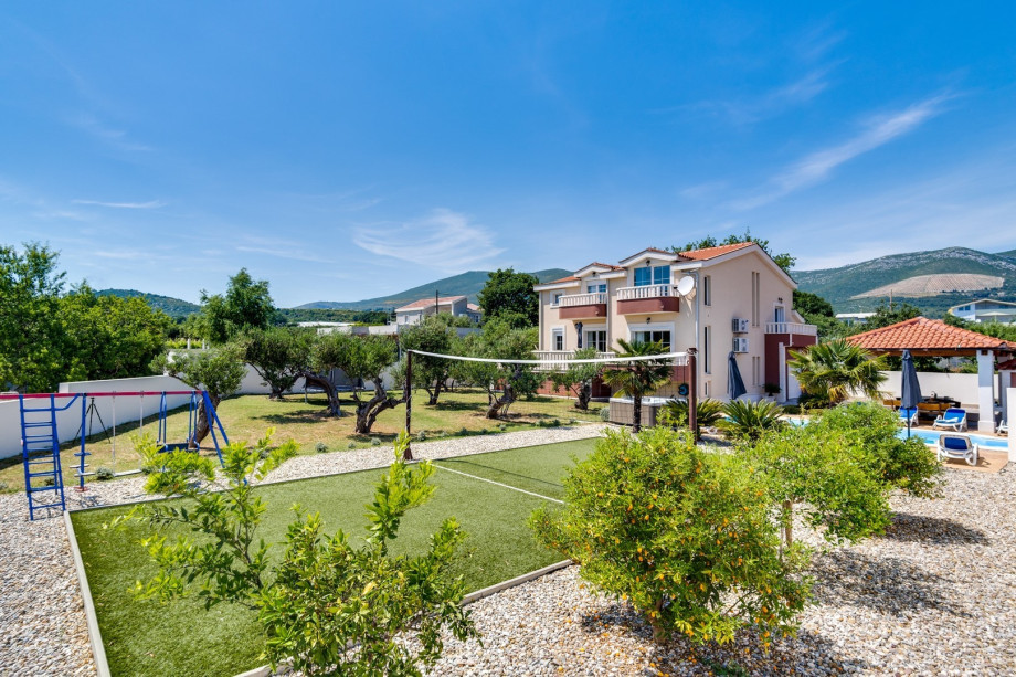 Perfect accommodation for 10+2 people located on 1.150 sqm property only 7km from Trogir