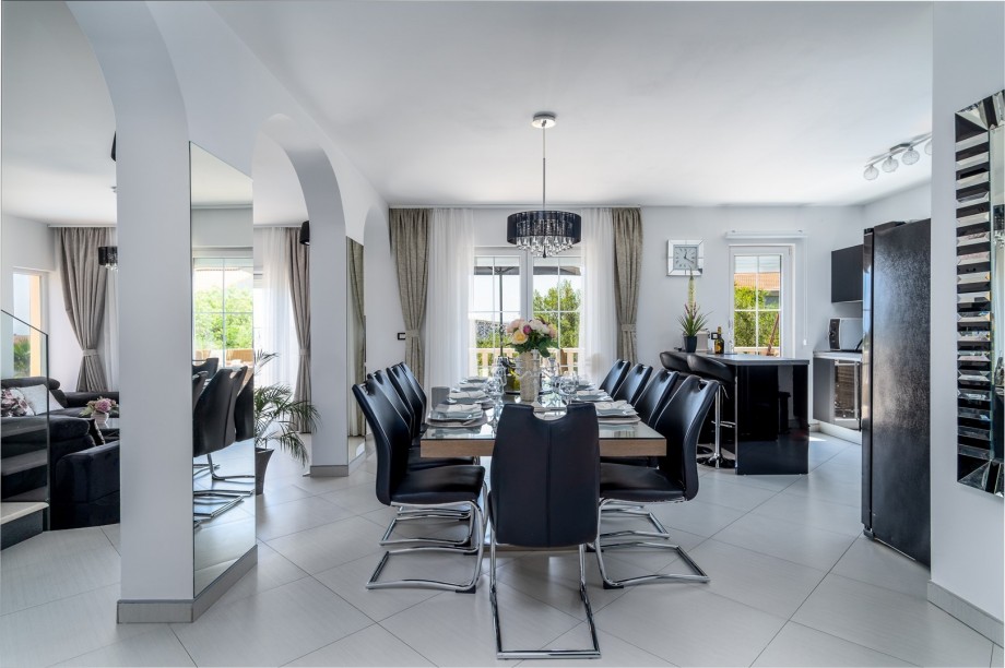 living area TV, A/C, free WiFi, exit to the terrace with pool and sea views