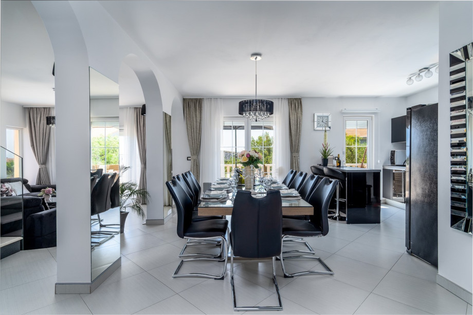 living area TV, A/C, free WiFi, exit to the terrace with pool and sea views