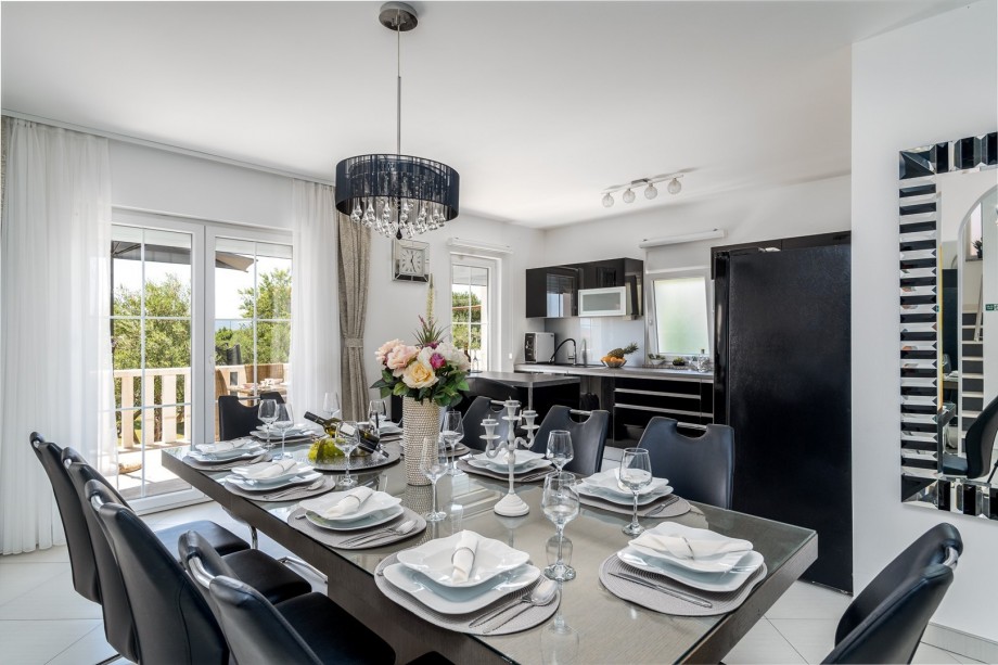 living area TV, A/C, free WiFi, exit to the terrace with pool and sea views