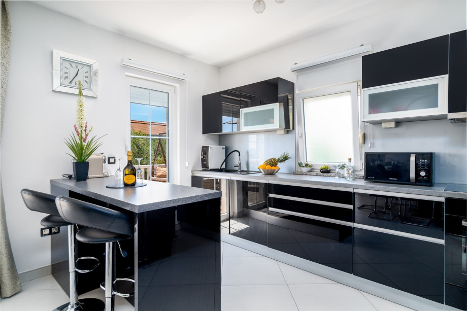 fully equipped kitchen with  exit to terrace, perfect for morning coffee