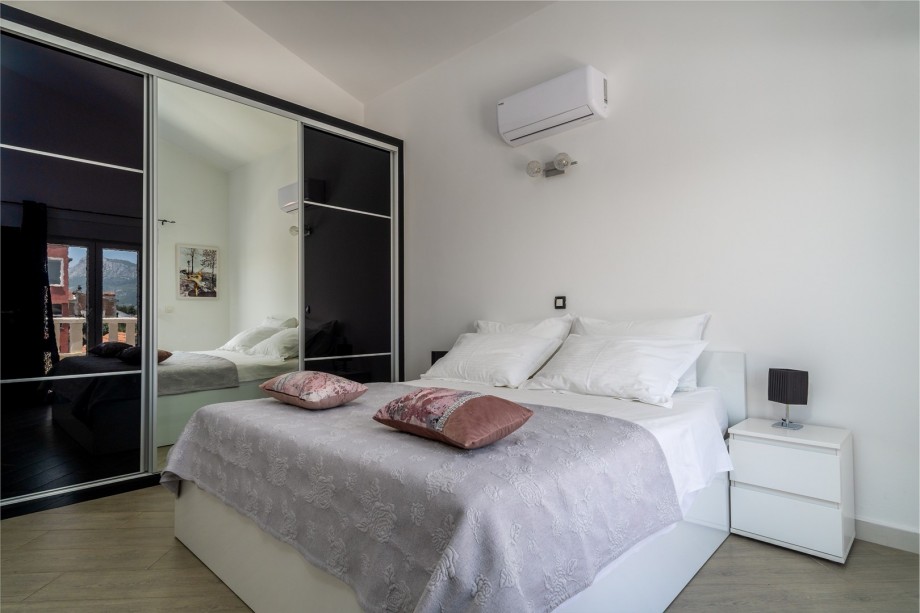 Bedroom No1 with king size bed 180x200cm