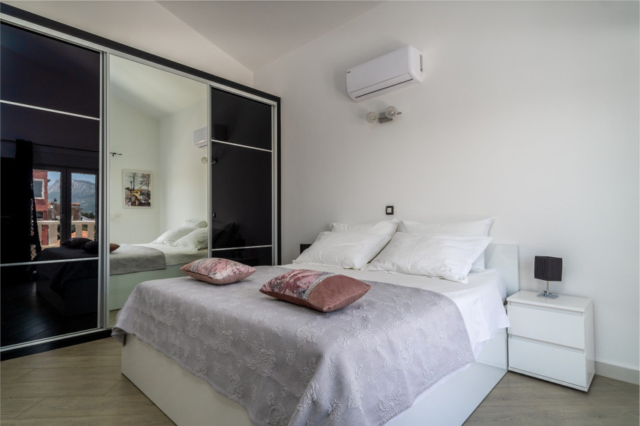 Bedroom No1 with king size bed 180x200cm