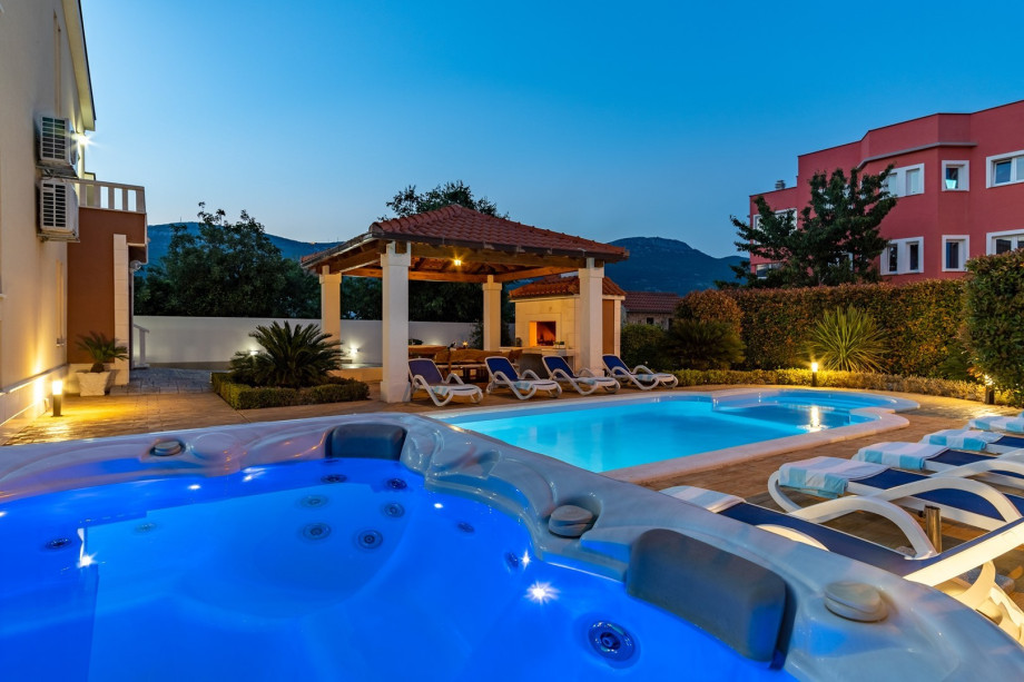 a jacuzzi near the pool and sun decks for perfect vacation