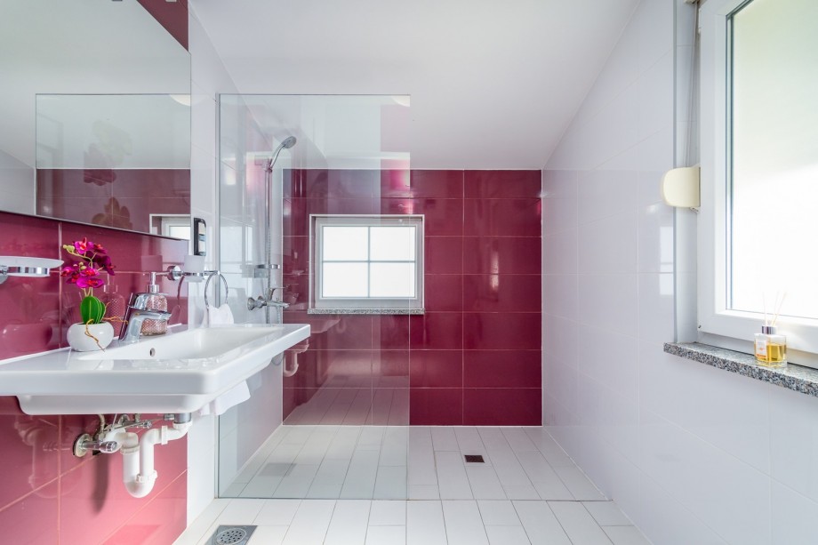 en-suite bathroom with shower, very comfortable