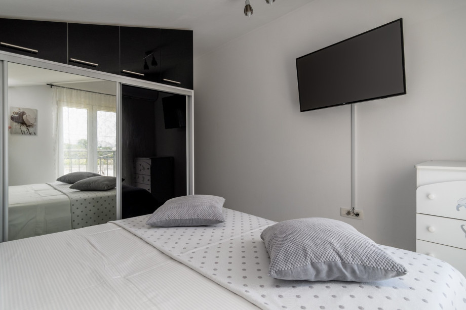 Bedroom No5 with king size bed 180x200cm, A/C and TV.